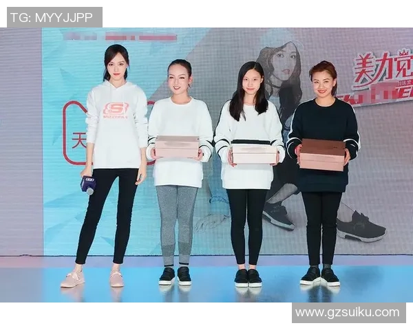 美女与足球明星亲密合影展现运动与魅力的完美结合 美女与足球明星亲密合影展现运动与魅力的完美结合